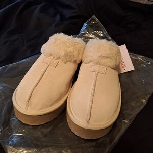 Cozy Oatmeal Faux Fur Slippers Platform Clogs- Mules New Comfortable Size 10